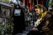 بہشت زہراء قبرستان کے گلزار شہدا میں شہیدوں کی قبروں کی صفائي