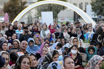 Rassemblement festif des commémorateurs du Grand Prophète de l’Islam (SAWS) avec la participation d'un groupe de fidèles sur la place Azadi de la ville kurdophone de Sanandaj à l’ouest de l’Iran. (Photo : Seyyed Mosleh Pirkhazranian)

