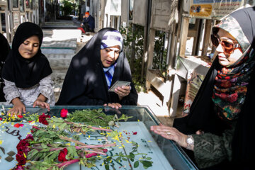 Desempolvado de las tumbas de los mártires en el cementerio de Behesht-e Zahra en Teherán
