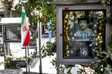 Téhéran-Cimetière de Behesht-e Zahra : dépoussiérage des tombes des martyrs de la Guerre imposée à l’occasion de la Défense Sacrée 2023 (Photo : Hassan Shirvani)