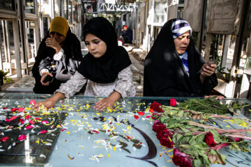 Téhéran-Cimetière de Behesht-e Zahra : dépoussiérage des tombes des martyrs de la Guerre imposée à l’occasion de la Défense Sacrée 2023 (Photo : Hassan Shirvani)