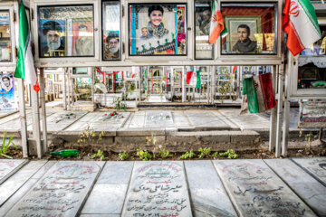 Desempolvado de las tumbas de los mártires en el cementerio de Behesht-e Zahra en Teherán
