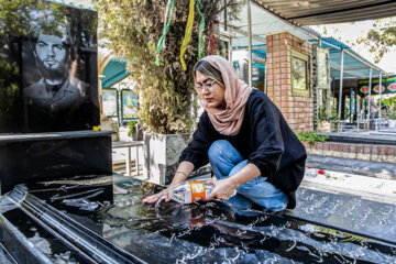 Desempolvado de las tumbas de los mártires en el cementerio de Behesht-e Zahra en Teherán
