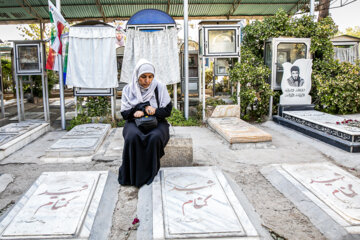 Téhéran-Cimetière de Behesht-e Zahra : dépoussiérage des tombes des martyrs de la Guerre imposée à l’occasion de la Défense Sacrée 2023 (Photo : Hassan Shirvani)