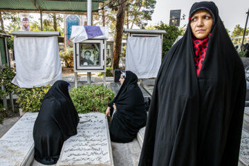 Desempolvado de las tumbas de los mártires en el cementerio de Behesht-e Zahra en Teherán
