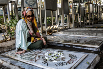 Téhéran-Cimetière de Behesht-e Zahra : dépoussiérage des tombes des martyrs de la Guerre imposée à l’occasion de la Défense Sacrée 2023 (Photo : Hassan Shirvani)