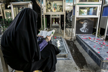 Téhéran-Cimetière de Behesht-e Zahra : dépoussiérage des tombes des martyrs de la Guerre imposée à l’occasion de la Défense Sacrée 2023 (Photo : Hassan Shirvani)