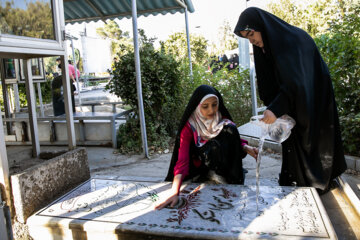 Desempolvado de las tumbas de los mártires en el cementerio de Behesht-e Zahra en Teherán
