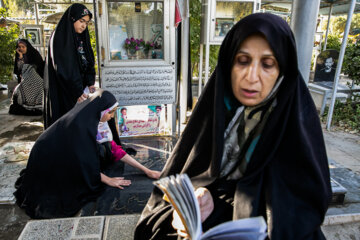 Desempolvado de las tumbas de los mártires en el cementerio de Behesht-e Zahra en Teherán
