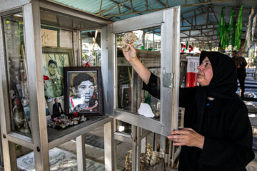 Téhéran-Cimetière de Behesht-e Zahra : dépoussiérage des tombes des martyrs de la Guerre imposée à l’occasion de la Défense Sacrée 2023 (Photo : Hassan Shirvani)