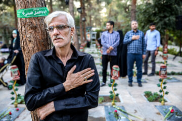 Téhéran-Cimetière de Behesht-e Zahra : dépoussiérage des tombes des martyrs de la Guerre imposée à l’occasion de la Défense Sacrée 2023 (Photo : Hassan Shirvani)
