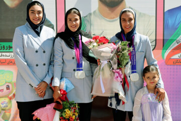 Aviron: De retour de Hangzhou, les médaillées iraniennes accueillies comme des stars 