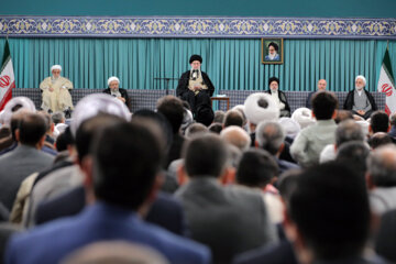 El Líder Supremo recibe a funcionarios iraníes y asistentes a la Conferencia de la Unidad Islámica
