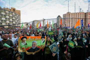 جشن میلاد پیامبر(ص) در تهران - میدان ولیعصر