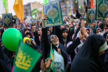 جشن میلاد پیامبر(ص) در تهران - میدان ولیعصر