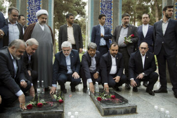 «سیداحسان خاندوزی» وزیر امور اقتصادی و دارایی در بدو ورود به گنبدکاووس با حضور در گلزار شهدا به مقام شامخ پنج شهید گمنام این شهرستان مرزی ادای احترام کرد