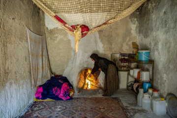 گلیجان آواح ۶۲ ساله ساکن روستای زیزی استان کهگیلویه و بویراحمد. برای پختن غذا آتش روشن می‌کند.