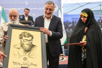 تجلیل از خانواده شهید بروجردی در مراسم افتتاح مرحله اول بزرگراه شهید بروجردی در جنوب غرب پایتخت