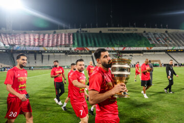 اهدا جام قهرمانی سوپر کاپ به پرسپولیس