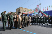 Ayatollah Khamenei nimmt an der Abschlussfeier für Kadetten der Militärschulen der iranischen Streitkräfte teil