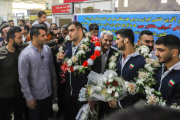 De retour de Hangzhou, un groupe de médaillés iraniens sont accueillis avec beaucoup d'éloges
