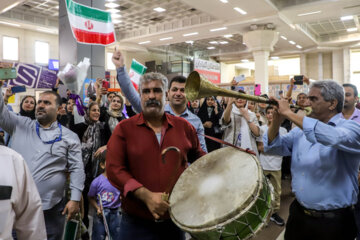 De retour de Hangzhou, un groupe de médaillés iraniens sont accueillis avec beaucoup d'éloges