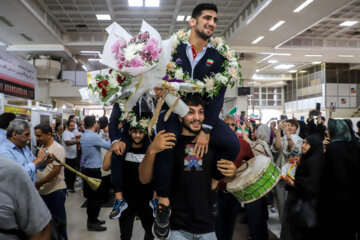 De retour de Hangzhou, un groupe de médaillés iraniens sont accueillis avec beaucoup d'éloges