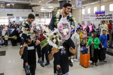 De retour de Hangzhou, un groupe de médaillés iraniens sont accueillis avec beaucoup d'éloges
