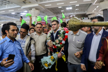 De retour de Hangzhou, un groupe de médaillés iraniens sont accueillis avec beaucoup d'éloges