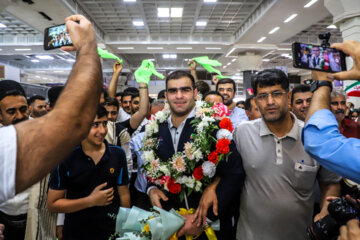De retour de Hangzhou, un groupe de médaillés iraniens sont accueillis avec beaucoup d'éloges
