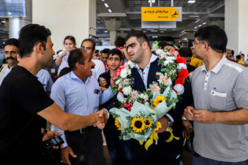 De retour de Hangzhou, un groupe de médaillés iraniens sont accueillis avec beaucoup d'éloges