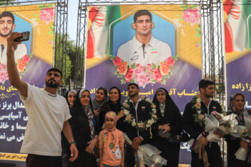 De retour de Hangzhou, un groupe de médaillés iraniens sont accueillis avec beaucoup d'éloges