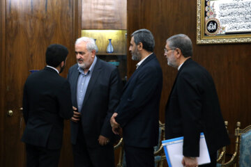 «عباس علی‌آبادی» وزیر صنعت، معدن و تجارت پیش از دیدار وزیر صنایع بلاروس با معاون اول رئیس جمهور