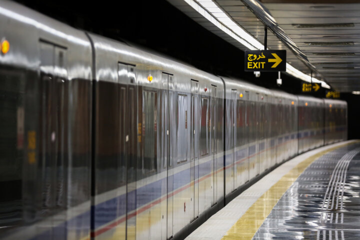 زاکانی: تا پایان سال آینده پنج هزار جایگاه شارژ خودرو برقی در تهران نصب میشود