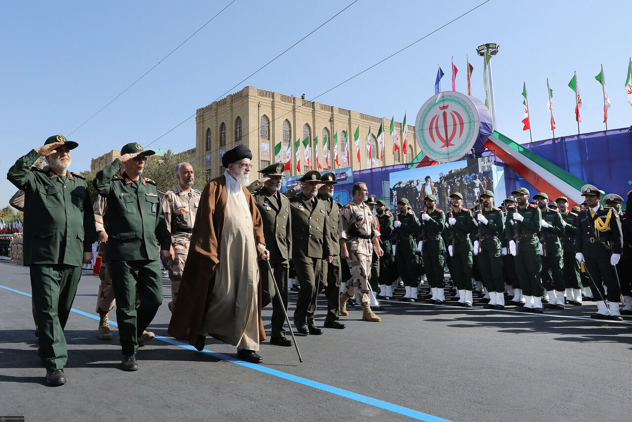 Ayatollah Khamenei nimmt an der Abschlussfeier für Kadetten der Militärschulen der iranischen Streitkräfte teil