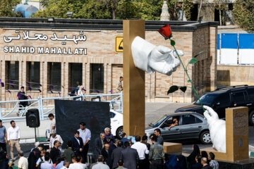 رونمایی از نماد شهری دست مهر