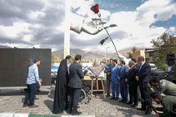 رونمایی از نماد شهری دست مهر