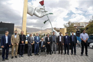 رونمایی از نماد شهری دست مهر