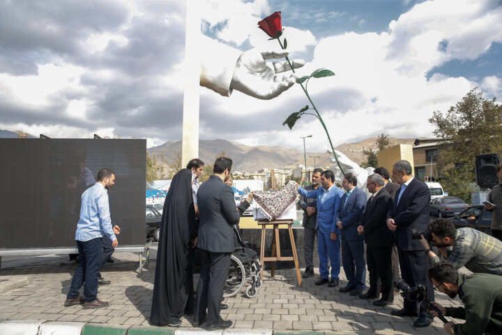 رونمایی از نماد «دست مهر»