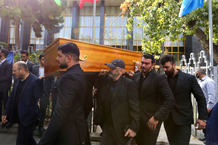 همه برای بدرقه او آمدند / وداع با آتیلا 2