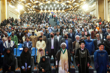 Téhéran (IRNA)-La cérémonie de remise du doctorat honorifique de l'Université de Téhéran au Cheikh nigérian « Ibrahim Zakzaky » s'est tenue samedi soir (14 octobre 2023) en présence d'un groupe de ses membres de famille, des personnalités scientifiques, culturelles et politiques dans la salle Allameh Amini de l'Université de Téhéran. (Photo : Ahmad Moini Jam). 