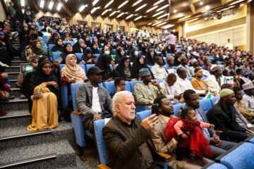 Téhéran (IRNA)-La cérémonie de remise du doctorat honorifique de l'Université de Téhéran au Cheikh nigérian « Ibrahim Zakzaky » s'est tenue samedi soir (14 octobre 2023) en présence d'un groupe de ses membres de famille, des personnalités scientifiques, culturelles et politiques dans la salle Allameh Amini de l'Université de Téhéran. (Photo : Ahmad Moini Jam). 