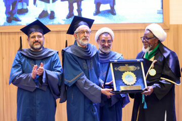 Téhéran (IRNA)-La cérémonie de remise du doctorat honorifique de l'Université de Téhéran au Cheikh nigérian « Ibrahim Zakzaky » s'est tenue samedi soir (14 octobre 2023) en présence d'un groupe de ses membres de famille, des personnalités scientifiques, culturelles et politiques dans la salle Allameh Amini de l'Université de Téhéran. (Photo : Ahmad Moini Jam). »