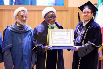 Téhéran (IRNA)-La cérémonie de remise du doctorat honorifique de l'Université de Téhéran au Cheikh nigérian « Ibrahim Zakzaky » s'est tenue samedi soir (14 octobre 2023) en présence d'un groupe de ses membres de famille, des personnalités scientifiques, culturelles et politiques dans la salle Allameh Amini de l'Université de Téhéran. (Photo : Ahmad Moini Jam). 