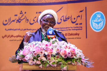 Téhéran (IRNA)-La cérémonie de remise du doctorat honorifique de l'Université de Téhéran au Cheikh nigérian « Ibrahim Zakzaky » s'est tenue samedi soir (14 octobre 2023) en présence d'un groupe de ses membres de famille, des personnalités scientifiques, culturelles et politiques dans la salle Allameh Amini de l'Université de Téhéran. (Photo : Ahmad Moini Jam). 