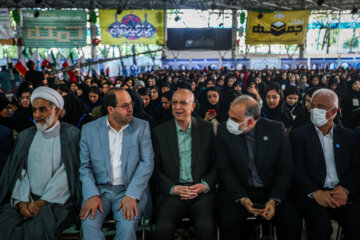 مراسم استقبال از نودانشجویان دانشگاه تهران  با حضور چهار هزار دانشجوی جدید، وزیر علوم، رییس دانشگاه و جمعی از مسوولان و اساتید در مصلی این دانشگاه برگزار شد