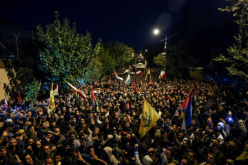 تجمع مردم مقابل سفارت فرانسه در تهران