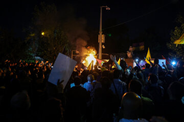 تجمع مردم مقابل سفارت انگلیس در تهران