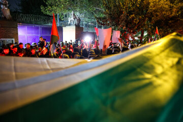 تجمع مردم مقابل سفارت انگلیس در تهران