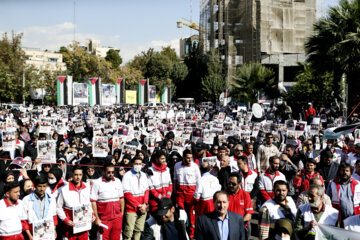 تجمع امدادگران و کادر درمان در میدان فلسطین